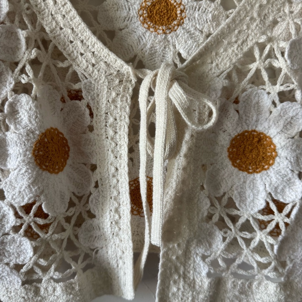 Moon & Madison White and Gold Daisy Crochet Cardigan Women’s size M - Picture 3 of 7